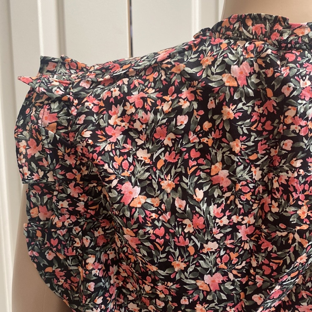 NWOT BB Dakota Steve Madden Women L Floral Blouse. Ruffles on sleeves and neck. - Picture 7 of 11